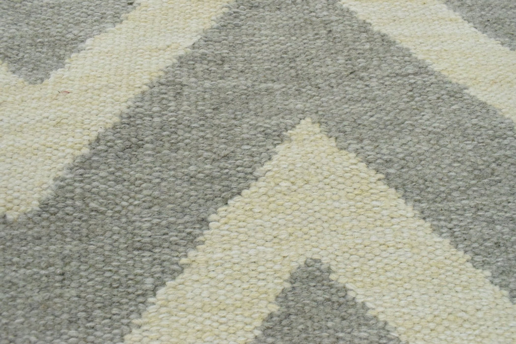 Outdoor Safe Chevron Pattern Silver and Beige Dhurrie Rug