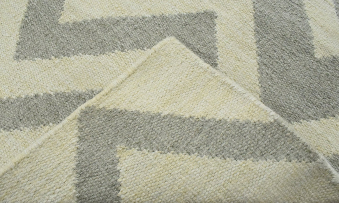 Outdoor Safe Chevron Pattern Silver and Beige Dhurrie Rug