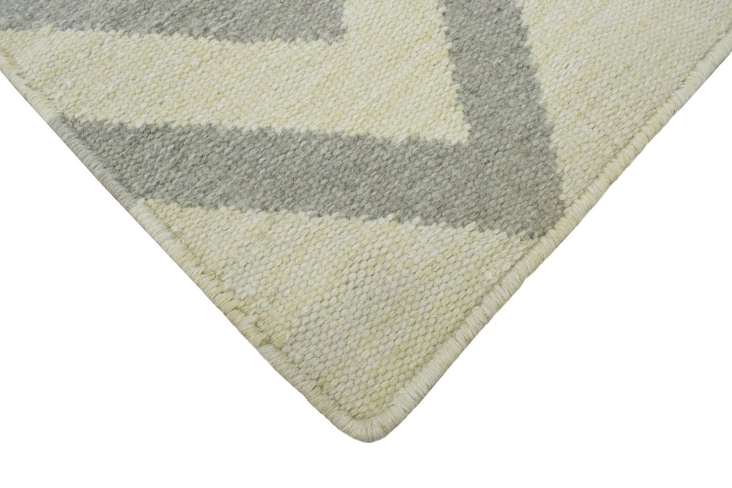 Outdoor Safe Chevron Pattern Silver and Beige Dhurrie Rug