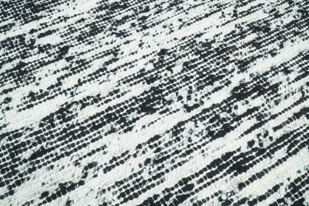 5x8 Hand Made Woolen Chunky and Soft Black and Ivory Area Rug | BER1