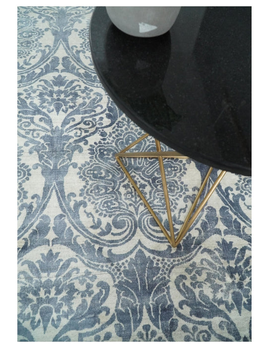 Handmade 7.8x9.10 Damask Ivory and gray Blended Wool and Bamboo Silk Area Rug